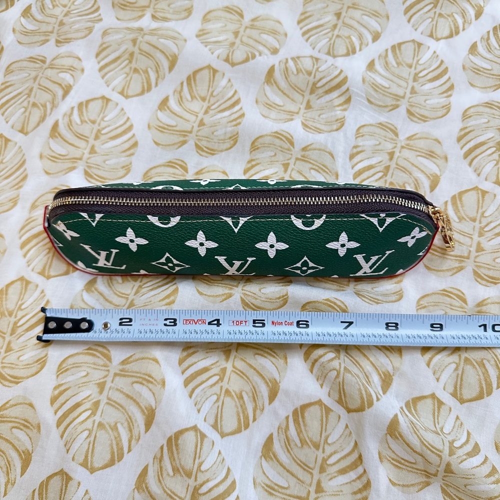 Louis Vuitton Green and White Monogram Case - Picture 2 of 5